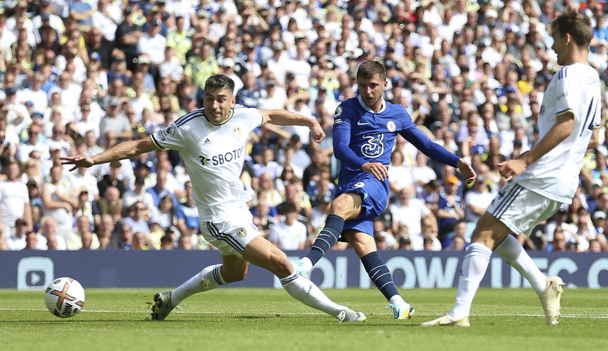 Chelsea kembali memperoleh peluang pada menit ke-22. Kali ini giliran sepakan mendatar Mason Mount dari dalam kotak penalti usai menerima umpan Kai Havertz yang masih mampu ditepis kiper Leeds United, Illan Meslier. (PA via AP/Nigel French)