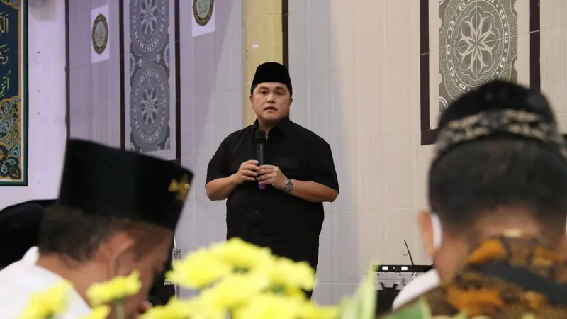 Menteri BUMN Erick Thohir bertemu dengan Pengasuh Pondok Pesantren Annuriyyah Kaliwining, Jember, KH. Nur Sholeh. (Dok BUMN)