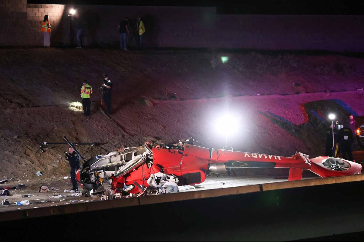 FOTO: Helikopter Jatuh di Jalan Tol, Tiga Kru Luka Parah