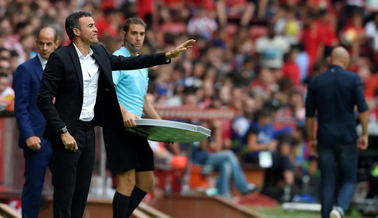 Pelatih Barcelona, Luis Enrique terus mengatur strategi saat timnya melawan Sporting Gijon pada lanjutan La Liga Spanyol di Stadion El Molinon, Gijon, Sabtu (24/9/2016) WIB. (REUTERS/Eloy Alonso)