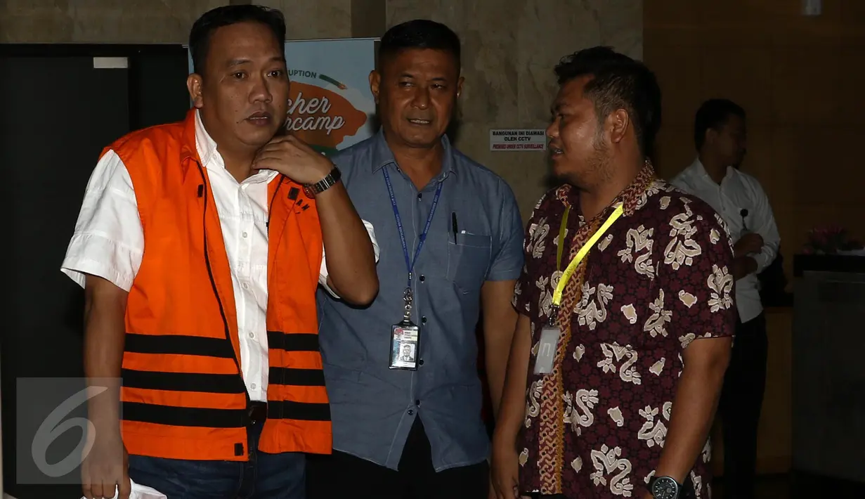 Direktur CV Putra Pratama Zulfikar Muharrami berjalan meninggalkan Gedung KPK, Jakarta, seusai diperiksa penyidik, Senin (10/10). Zulfikar diduga turut menyuap Bupati Banyuasin Yan Anton sebesar Rp 1 Milyar. (Liputan6.com/Helmi Afandi)