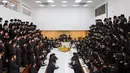 Yahudi ultraortodoks dari dinasti Nadvorna Hasid merayakan pesta Tu Bishvat di Kota Bnei Brak, Israel, Senin (21/1). Pada perayaan ini mereka duduk dengan para rabi di meja panjang yang penuh dengan buah-buahan. (AP Photo/Oded Balilty)