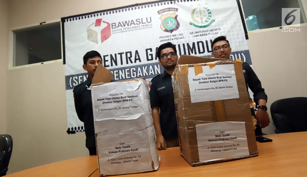 Petugas Bawaslu Jakarta Pusat menunjukkan kardus berisi form C1 Pemilu yang diamankan di Gedung Bawaslu Jakarta Pusat, Senin (6/5/2019). Pihak Bawaslu mengatakan masih akan melakukan investigasi dan pemeriksaan terhadap temuan form C1 dari sejumlah daerah itu. (Liputan6.com/Helmi Fithriansyah)