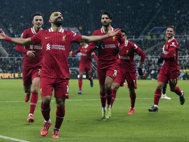 Pemain Liverpool, Mohamed Salah melakukan selebrasi bersama rekan-rekannya setelah mencetak gol ketiga timnya ke gawang Newcastle pada laga lanjutan Liga Inggris 2024/2025 di St James Park Stadium, Newcastle, Inggris, Kamis (05/12/2024) WIB. (AP Photo/Ian Hodgson)