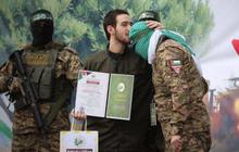 Propaganda Israel Hancur Lebur, Tawanan Tentara Mereka Cium Kening Pejuang Hamas Saat Dibebaskan