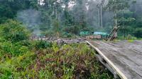 Suasana camp mining 81 di Kampung Kawe, Distrik Awimbon, Kabupaten Pegunungan Bintang, Papua usai diserang dan dibakar KKB. (dok Polda Papua)