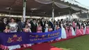 Sejumlah pasangan pengantin asal Tiongkok mengikuti upacara pernikahan di Kolombo, Sri Lanka (17/12). Dalam upacara yang dihadiri pejabat kedua negara, sebagian pengantin mengenakan pakaian tradisional Sri Lanka maupun China.(AFP Photo/Ishara S. Kodikara)