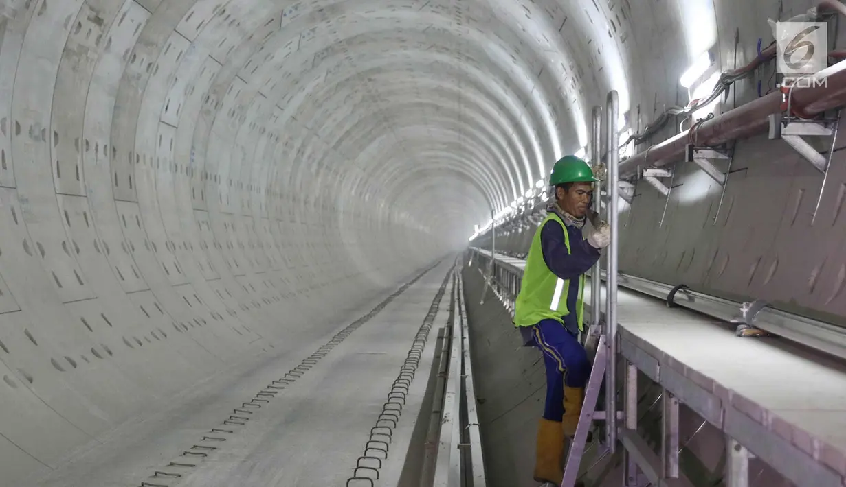 Pekerja menyelesaikan pembangunan proyek Mass Rapid Transit (MRT) di Jakarta, Kamis (19/10). Pembangunan MRT fase 1 (Lebak Bulus-Bundaran HI) ditargetkan pada akhir 2017 mencapai 90 persen. (Liputan6.com/Immanuel Antonius)