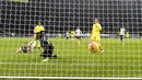 Pemain Tottenham Hotspur Harry Kane (kiri) mencetak gol ke gawang Fulham pada pertandingan Liga Inggris di Stadion Tottenham Hotspur, London, Inggris, Rabu (13/1/2021). Pertandingan berakhir dengan skor 1-1. (Shaun Botterill/Pool via AP)