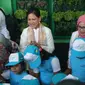 Ibu Negara Iriana Jokowi menyanyi bersama dengan anak-anak PAUD Putra Pertiwi di Kelurahan Gilingan, Solo, Kamis (5/9).(Liputan6com/Fajar Abrori)