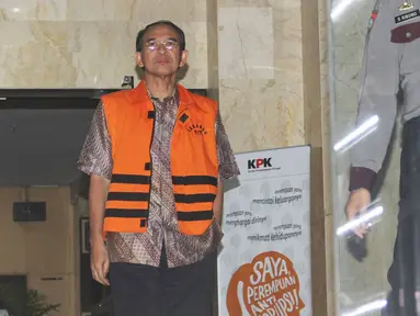 Suryadharma Ali usai menjalani pemeriksaan lanjutan di gedung KPK, Jakarta, Rabu (13/5/2015). SDA diperiksa terkait dugaan kasus korupsi penyelenggaraan ibadah haji tahun 2010-2011. (Liputan6.com/Helmi Afandi)