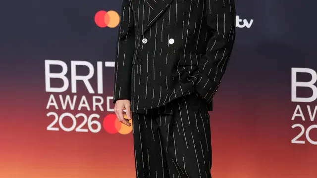 Harry Styles Pose di Karpet Merah BRIT Awards 2026 dengan Sepatu Balet