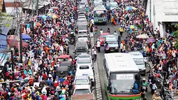 Suasana kepadatan yang terjadi pasar Tanah Abang di Jakarta, Minggu (11/6). Jelang Lebaran banyak masyarakat mulai memadati pasar tersebut untuk memenuhi kebutuhan lebaran. (Liputan6.com/Angga Yuniar)
