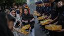 Peserta aksi yang tergabung dalam Mahasiswa dan Pemuda Relawan Cinta NKRI membagikan takjil ke anggota Polri yang bertugas di Gedung Bawaslu RI, Jakarta, Minggu (26/5). Aksi simpatik sebagai wujud apresiasi kepada anggota Polri-TNI yang menjaga keamanan aksi 22 Mei 2019. (Liputan6.com/Faizal Fanani)