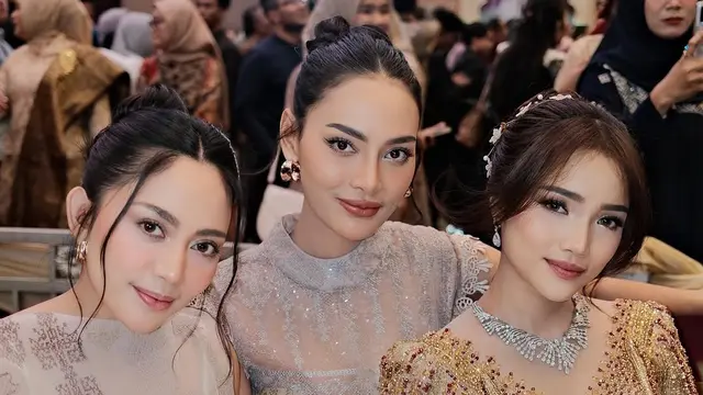 Potret Fuji di Resepsi Pernikahan Frans Faisal dan Indah (credit: instagram/fuji_an)