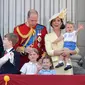 Pangeran Louis dalam gendongan sang ibu, Kate Middleton, melambai pada publik. (dok. Daniel LEAL-OLIVAS / AFP)