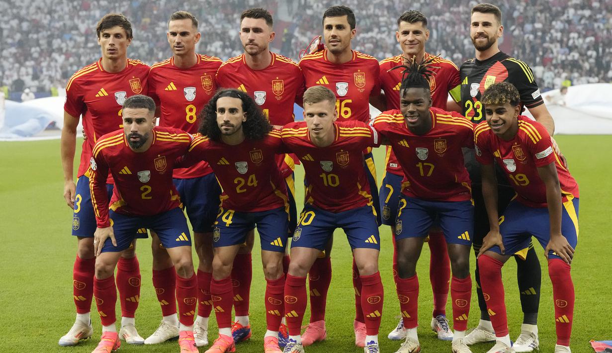 Para pemain starting XI Timnas Spanyol berfoto bersama jelang menghadapi Timnas Inggris pada laga final Euro 2024 di Olympiastadion, Berlin, Jerman, Minggu (14/7/2024). (AP Photo/Frank Augstein)
