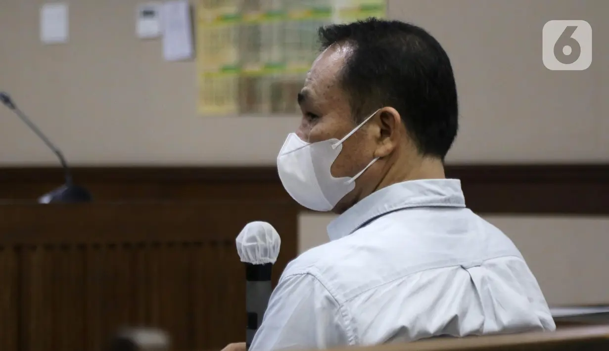 Terdakwa dugaan korupsi di Pemerintahan Kabupaten Langkat, Muara Perangin-angin sesaat saat menjalani sidang tuntutan di Pengadilan Tipikor, Jakarta, Senin (6/6/2022). Adapun Muara diduga menjadi penyuap Bupati nonaktif Langkat Terbit Rencana Perangin-Angin. (Liputan6.com/Helmi Fithriansyah)