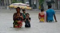 Ilustrasi hujan deras yang melanda kota Mumbai, India (AFP/Punit Paranjpe)
