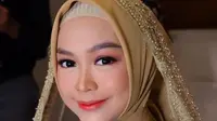 Untuk riasan wajah, Ria Ricis memilih makeup pinkish look yang membuat wajahnya tampak segar. (Instagram/sabilmakeup).