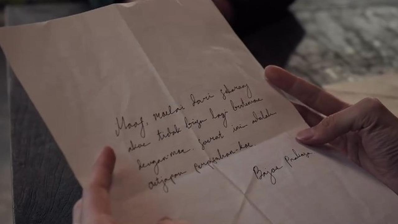Salah satu momen yang mencuri perhatian adalah ketika Keisya membaca surat dengan tulisan tangan yang berisi pesan mendalam: "Mengapa malam harus datang, jika tidak lagi berbintang."<br>