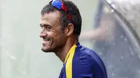 Pelatih Barcelona Luis Enrique ambil bagian dalam sesi latihan tim, di Joan Gamper, Sant Joan Despi, pada 13 Agustus 2015. (AFP PHOTO / QUIQUE GARCIA)