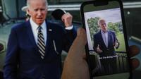 Serangkaian unggahan menunjukkan Joe Biden tetap memimpin negara meskipun terjangkit COVID-19, di antaranya foto bekerja di mejanya, dan klip video yang direkam di balkon Gedung Putih. (Samuel Corum AFP)