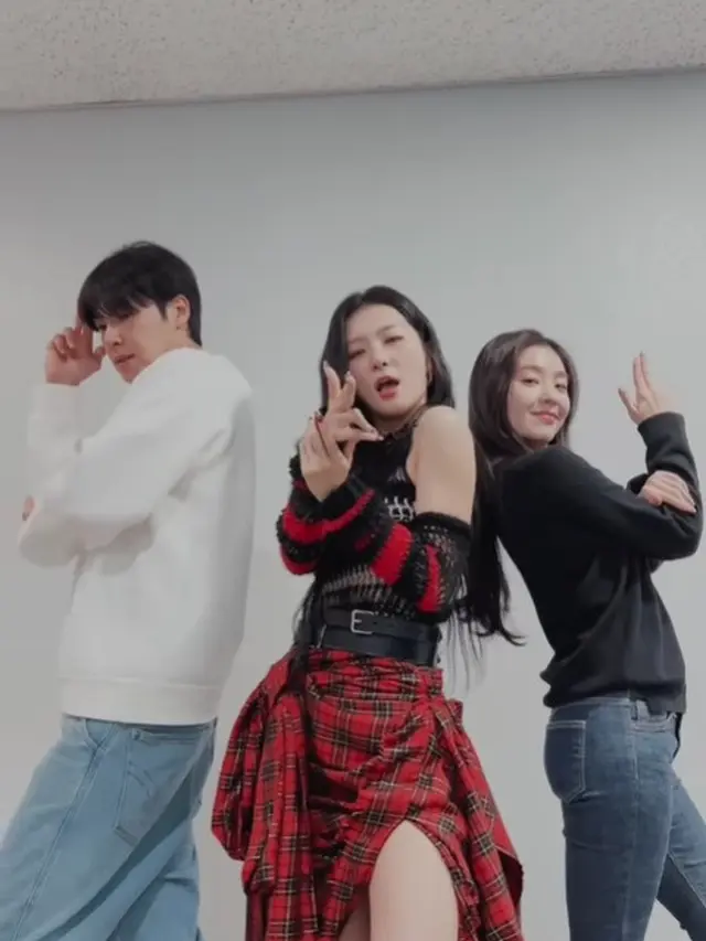 Yunho, Seulgi, dan Irene yang Melakukan Challenge 28 Reasons Bersama Untuk Promosi Album Debut Seulgi Red Velvet