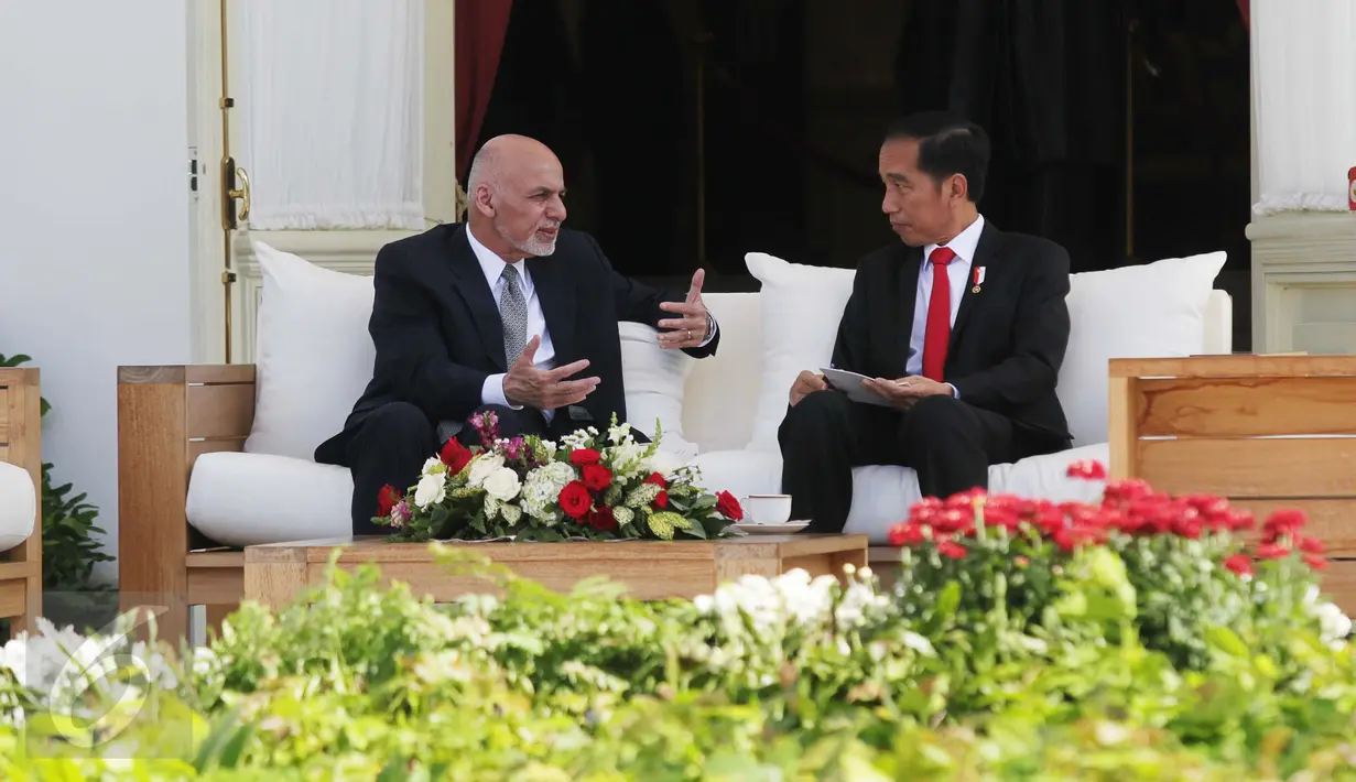 Presiden Joko Widodo menyimak Presiden Afganistan Mohammad Ashraf Ghani di Istana Merdeka, Jakarta, Rabu (5/4). Kunjungan tersebut merupakan yang pertama kali dilakukan oleh Presiden Afghanistan ke Indonesia. (Liputan6.com/Angga Yuniar)