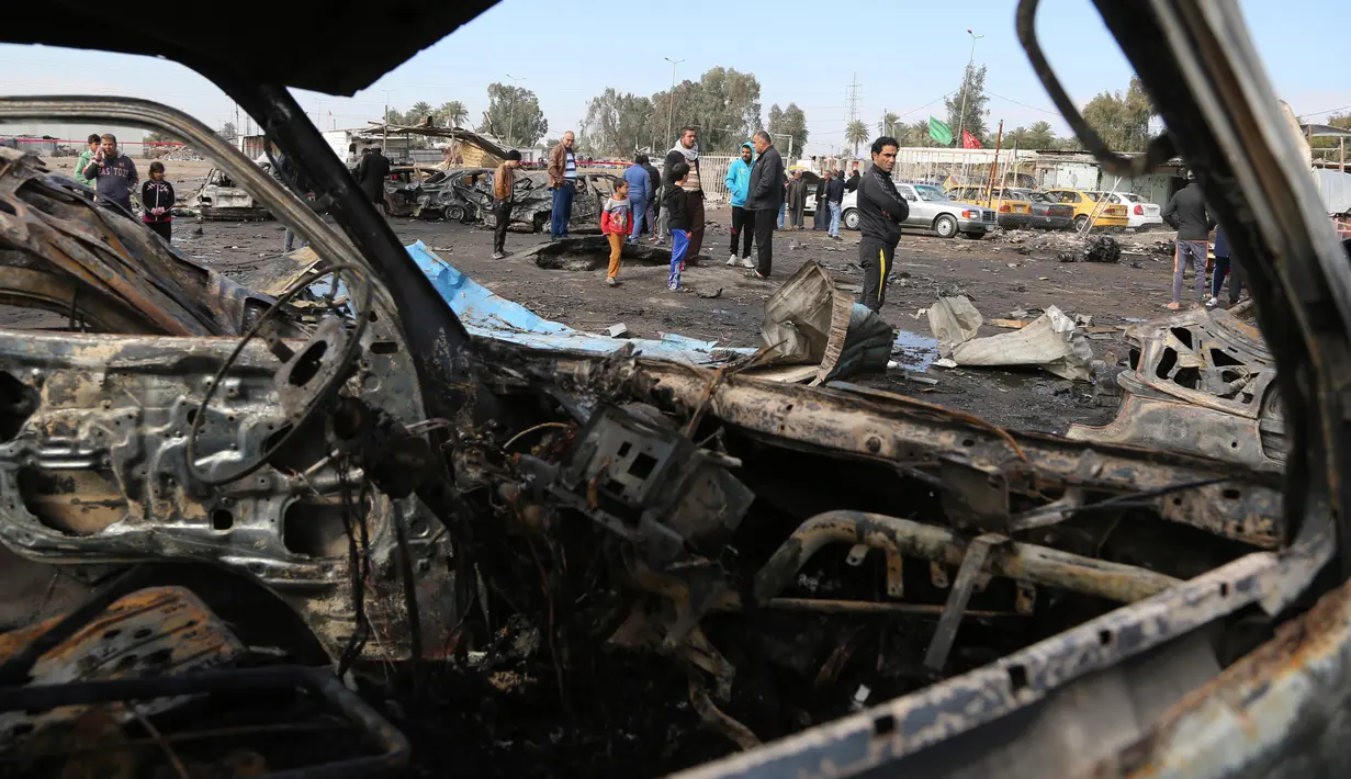Pemboman ini adalah kedua yang menghantam pasar mobil pada pekan ini, Irak, Kamis (16/2) Serangan ini menunjukkan ISIS menemukan tempat yang mudah untuk meninggalkan mobil berisi bom di tempat ratusan kendaraan yang terparkir. (AP Photo/ Karim Kadim) 