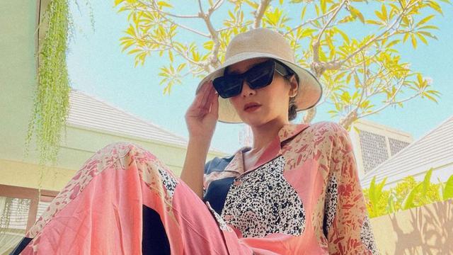 FOTO: Gaya Bunga Zainal Pakai Topi Saat Liburan, Curi Perhatian