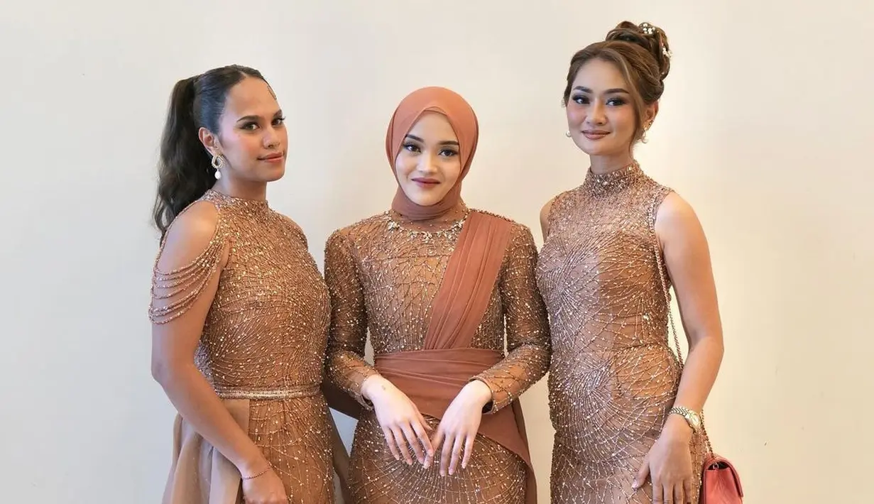 Putri Delina terlihat menawan dengan dress ookelat shimmer dilapis embroidery yang elegan. Serasi dengan kakak ipar Mahalini Raharja [@putridelinaa]