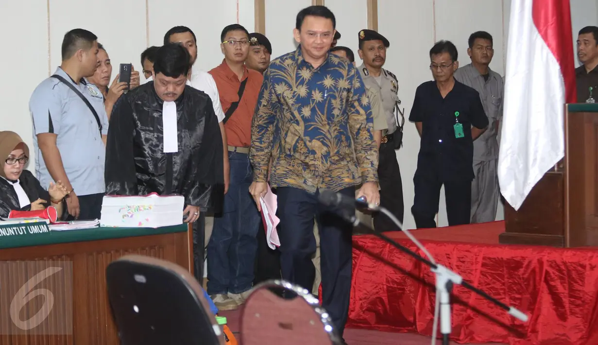 Terdakwa Basuki Tjahaja Purnama atau Ahok memasuki ruang sidang di Gedung Kementerian Pertanian, Jakarta, Selasa (4/4). Agenda sidang ke-17 yakni pemeriksaan terdakwa dan barang bukti dari JPU dan tim kuasa hukum Ahok (Liputan6.com/Immanuel Antonius)