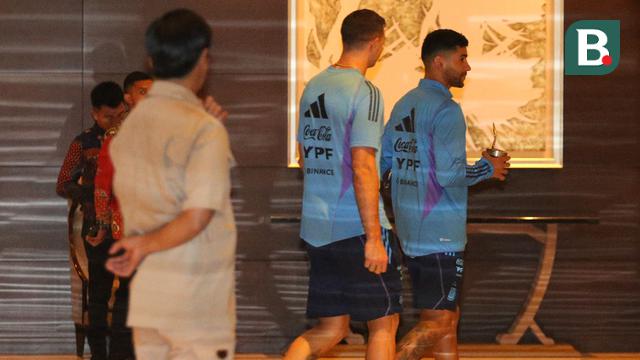 Foto: Sambil Menyeruput Mate, Pemain Timnas Argentina Tinggalkan Hotel dan Jalani Latihan di GBK
