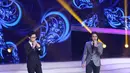 Yovie and Nuno membawakan lagunya yang sudah tidak asing lagi ditelinga para penonton yang hadir.  (Foto: Nurwahyunan/Bintang.com)