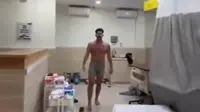 WNA yang Mengamuk di Klinik Kesehatan di Bali Disebut Positif Narkoba dan Siap Dideportasi.&nbsp; foto:&nbsp;(dok.Instagram @balicyber.id/https://www.instagram.com/reel/DIVtWZ_SpP8/Henry)
&nbsp;