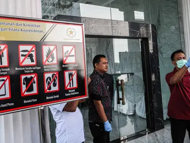 Petugas memeriksa suhu tubuh seorang pria saat akan memasuki Kompleks Istana Kepresidenan, Jakarta, Selasa (3/3/2020). Istana Kepresidenan memperketat pemeriksaan terhadap tamu, ASN, dan pejabat negara untuk mencegah penyebaran virus corona (COVID-19). (Liputan6.com/Faizal Fanani)