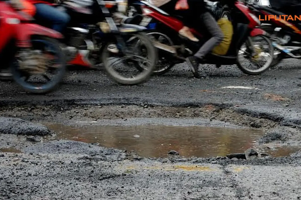 perbaikan-jalan-lubang-140129b.jpg