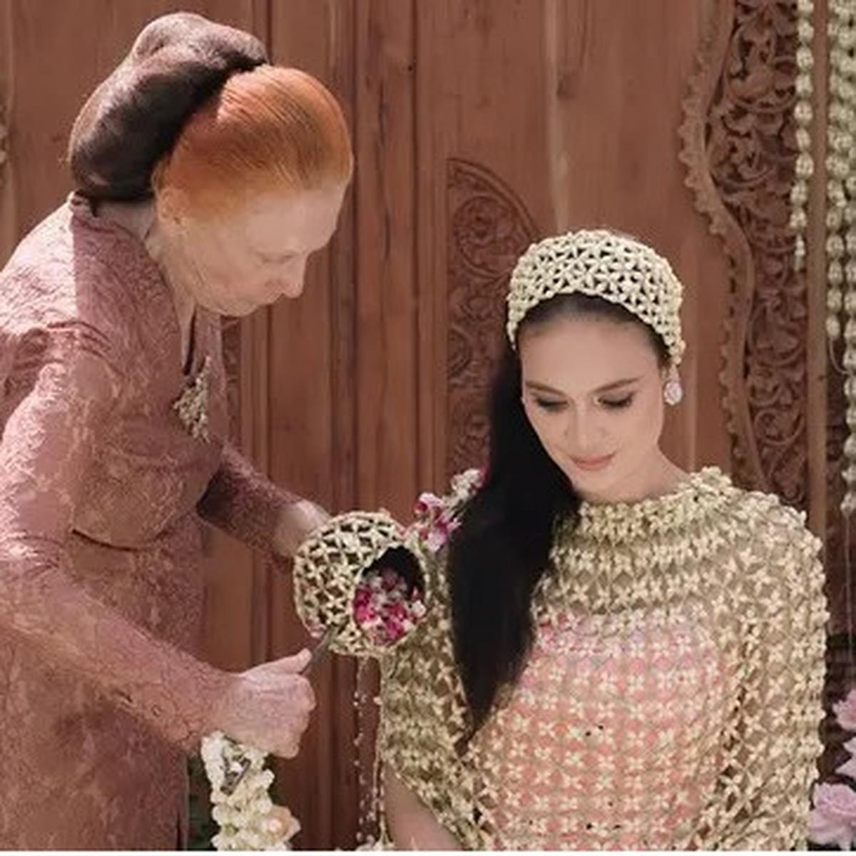Prosesi Siraman Luna Maya