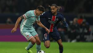 Penyerang Prancis Paris Saint-Germain Bradley Barcola (kanan) dan bek Argentina Atletico Madrid Nahuel Molina Lucero berebut bola selama Liga Champions UEFA, fase Liga - Pertandingan ke-4, pertandingan sepak bola antara Paris Saint-Germain (PSG) dan Atletico Madrid, di stadion Parc des Princes di Paris pada 6 November 2024.FRANCK FIFE / AFP