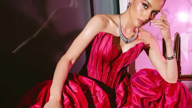 Cinta Laura Kenakan setelan Fuschia. [@claurakiehl]