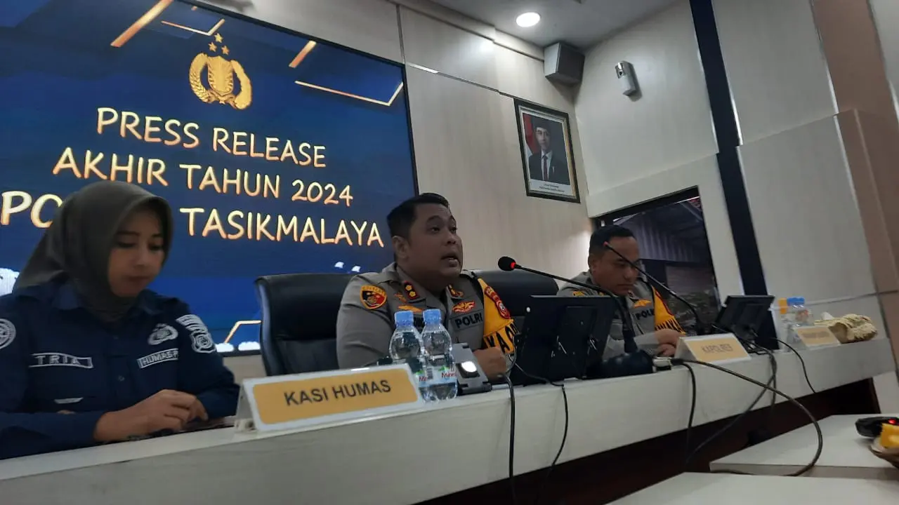Kapolres Tasikmalaya, AKBP Haris Dinzah, saat rilis akhir tahun di Mapolres Tasikmalaya, Selasa (31/12/2024). (Liputan6.com/Jayadi Supriadin)
