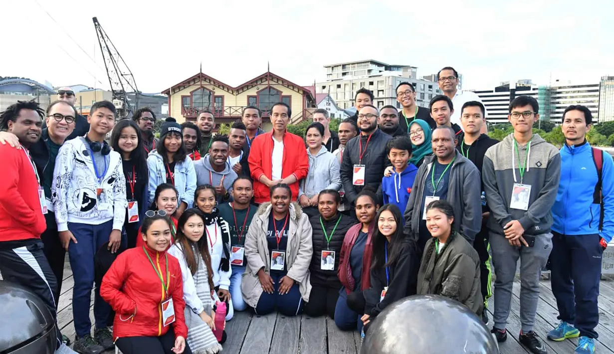 Presiden Joko Widodo bersama Ibu Negara Iriana Joko Widodo foto bersama dengan 29 pelajar dan mahasiswa Indonesia di Waterfront Wellington, Selandia Baru (19/3).  (Liputan6.com/Pool/Biro Pers Setpres)
