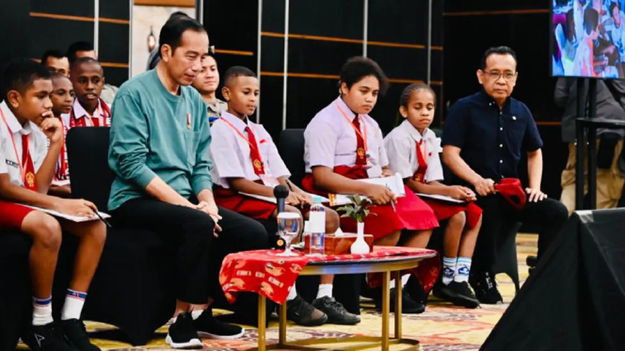 Potret Presiden Jokowi Ketika Diserbu Murid SD dan Ditanya Kenapa Ibu Kota Negara Baru Indonesia atau IKN Harus Pindah ke Kalimantan, Bukan Papua? (Foto: Laily Rachev - Biro Pers Sekretariat Presiden)
