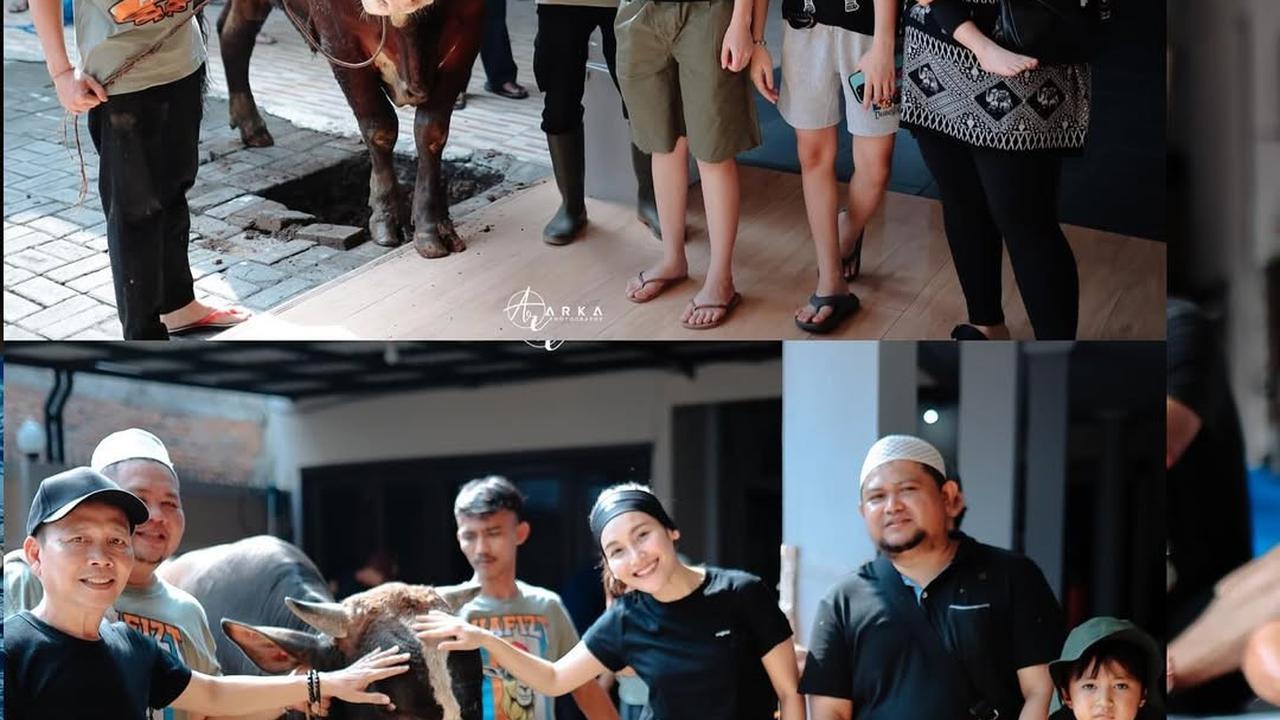 Potret Keseruan Ayu Ting Ting Ikut Cacah Daging Kurban Bareng Warga Depok, Santai Pakai Kaos dan Celana Pendek Sambil Bawa Pisau Sendiri