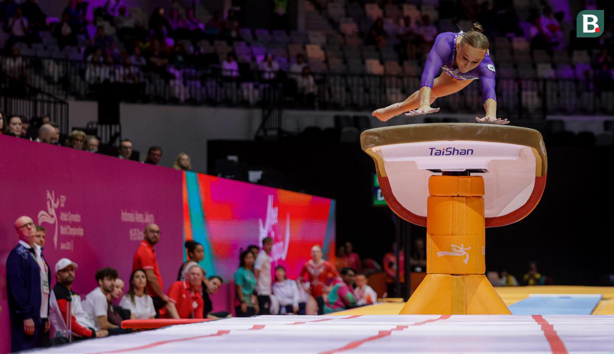 Pesenam asal Rusia, Angelina Melnikova melakukan lompatan pada nomor meja lompat pada final aparauts putri Kejuaraan Dunia Gimnastik 2025 di Indonesia Arena, Senayan, Jakarta, Jumat (24/10/2025). (Bola.com/Bagaskara Lazuardi)