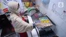 Perajin roti, Diyah Maryatini sedang memproses pembuatan brownis melted motif batik nusantara pesanan pembeli di Dapur Syabina, Pamulang, Tangerang Selatan, Banten, Jumat (2/10/2020). Dalam kondisi pandemi Covid-19 , penjualan brownies batik mulai stabil. (merdeka.com/Dwi Narwoko)