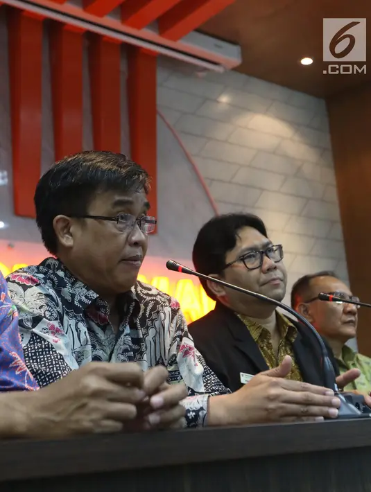 Direktur Pengawasan Fintech P2P Lending OJK Hendrikus Passagi memberikan penjelasan terkait penerimaan pengaduan dari beberapa perusahaan Fintech pinjaman yang kesulitan mengajukan izin ke OJK di Jakarta, Jumat (8/3). (Liputan6.com/Angga Yuniar)