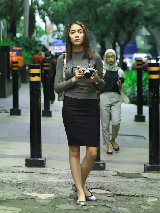 Baby Jovanca terlihat begitu cantik saat berfoto di jalanan. Dengan hanya memakai kaos casual berwarna abu-abu, Baby Jovanca terlihat begitu simpel tapi tetap mempesona, Kamera yang dibawanya seolah-olah menandakan Baby ingin mendokumentasikan segala hal disekitarnya. (KapanLagi.com/Budi Santoso)