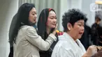 Penyanyi dangdut, Inul Daratista (tengah) dipeluk Asri Welas saat melayat di rumah duka pesohor legendaris Titiek Puspa di kawasan Pancoran, Jakarta Selatan, Kamis (10/4/2025) malam. (Liputan6.com/Angga Yuniar)